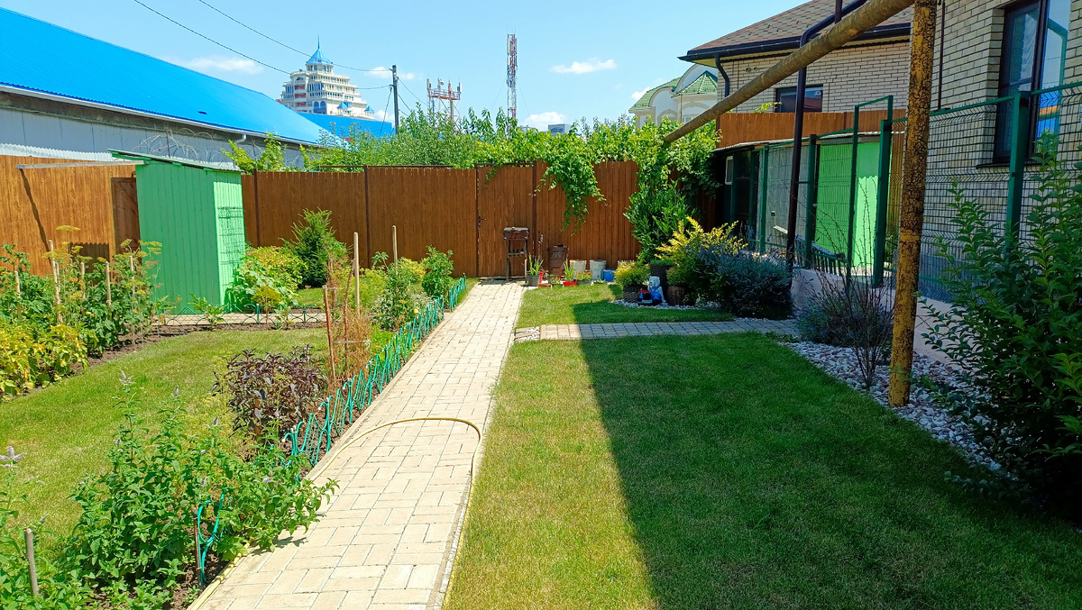 Вот у этого дома участок всего 3,5 сотки, а Вы посмотрите, какая красота - аккуратный газон, огородик с зеленью и пряными травами, декоративные кустарники