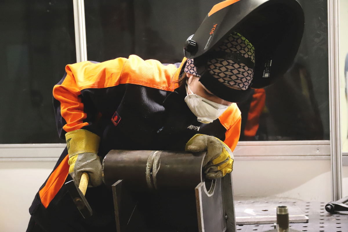 Диана Багаутдинова докажет любому, что сварка — это красиво!