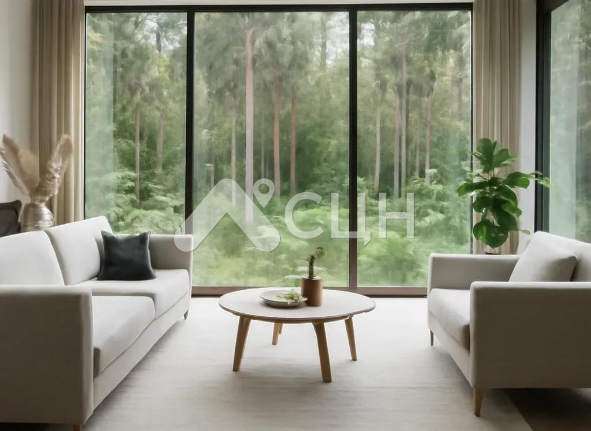 На фото изображен вид из окна квартиры на лес