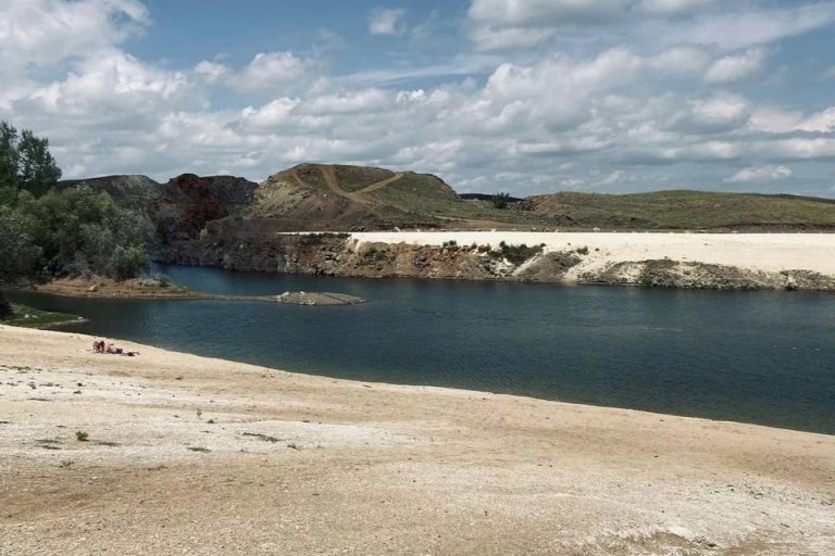    На озере Забой в Новотроицке благоустраивают пляж «Голубой каньон» Оренбуржье