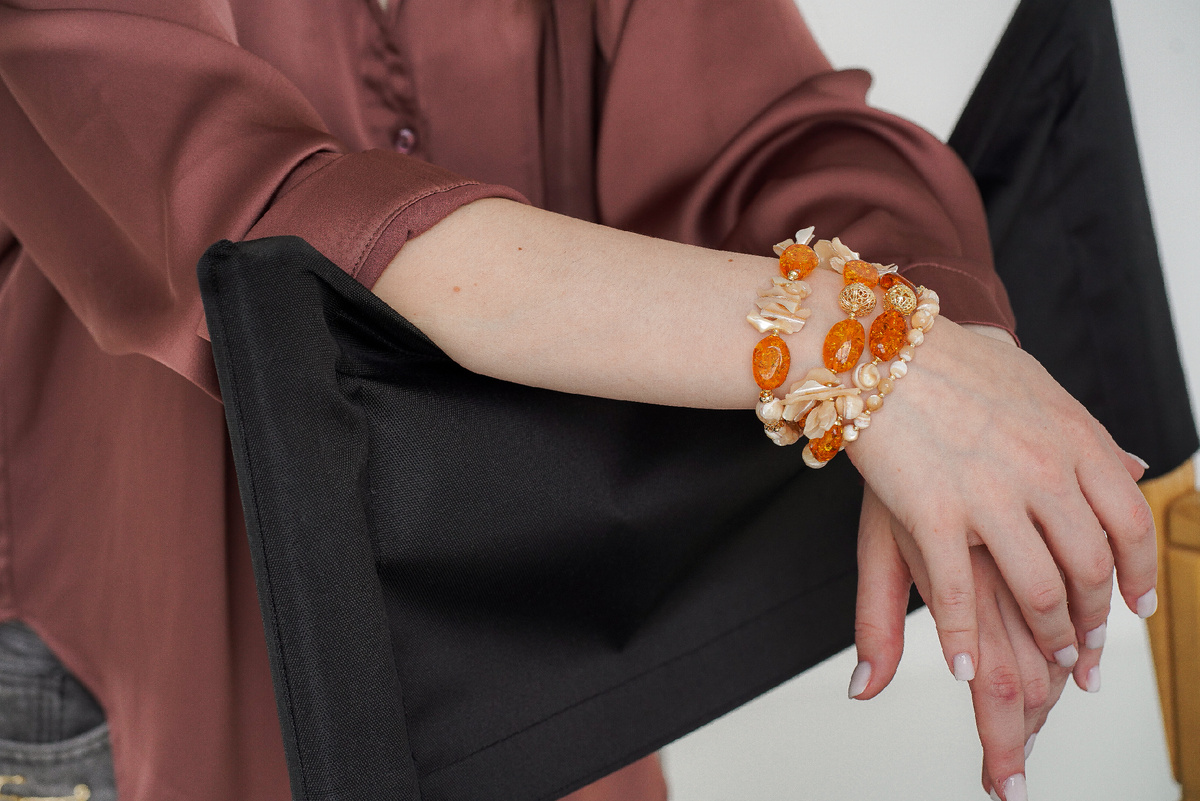 Комплект браслетов «Sunny hush» с карамельным янтарем от бренда Luceria Line 