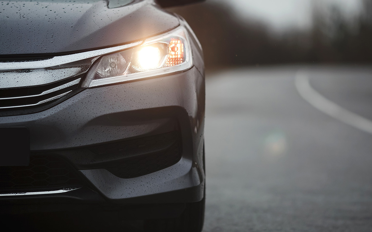 Andrii_Kucheruk / Shutterstock / FOTODOM📷Ксенон светит синим светом, а галоген — бело-желтоватым