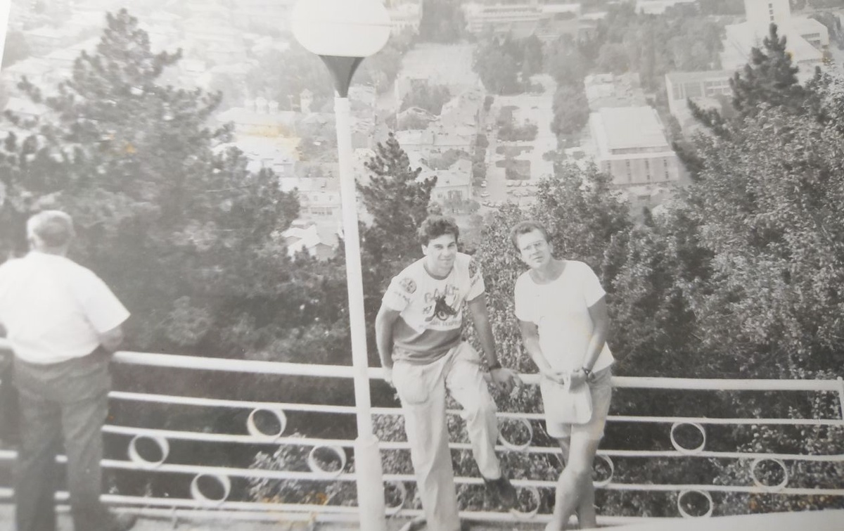 2 крутых путешественника Олег Палачев и Вадим Сосков. Да, справа наш герой)))