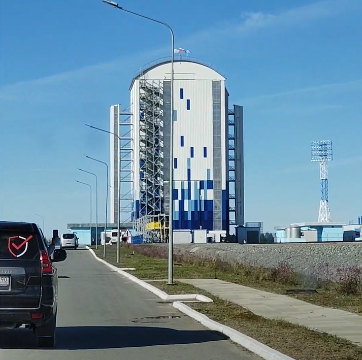 52-метровая мобильная башня, персональный «гараж» для ракеты, который защищает ее до последней минуты