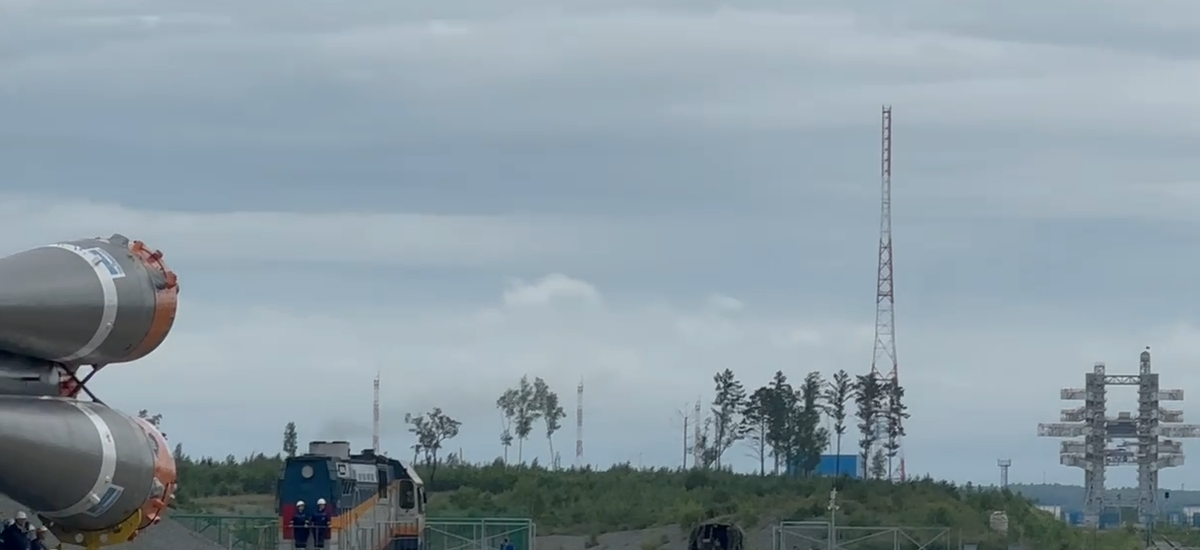 Ракету вывозят для вертикализации
