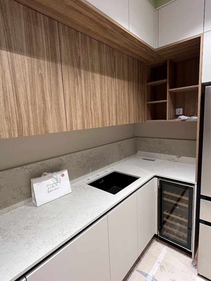 Кухня с п-образной столешницей и стеновой панелью