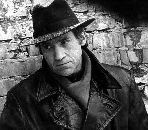 Владимир Семёнович Высоцкий (25 января 1938, Москва — 25 июля 1980, там же) — советский поэт, актёр театра и кино, автор-исполнитель песен (бард), прозаик, сценарист; заслуженный артист РСФСР (1986, посмертно), лауреат Государственной премии СССР («за создание образа Жеглова в телевизионном художественном фильме „Место встречи изменить нельзя“ и авторское исполнение песен», 1987, посмертно)