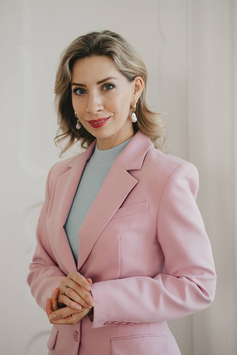 Анастасия Анохина,
тренер по этикету, эксперт по светскому и деловому позиционированию, имидж-инструктор, автор тренингов по бизнес-этикету, член Национальной ассоциации экспертов по этикету, этике и протоколу НАДЭП, основатель и руководитель академии стиля и этикета SE
(г. Тюмень)