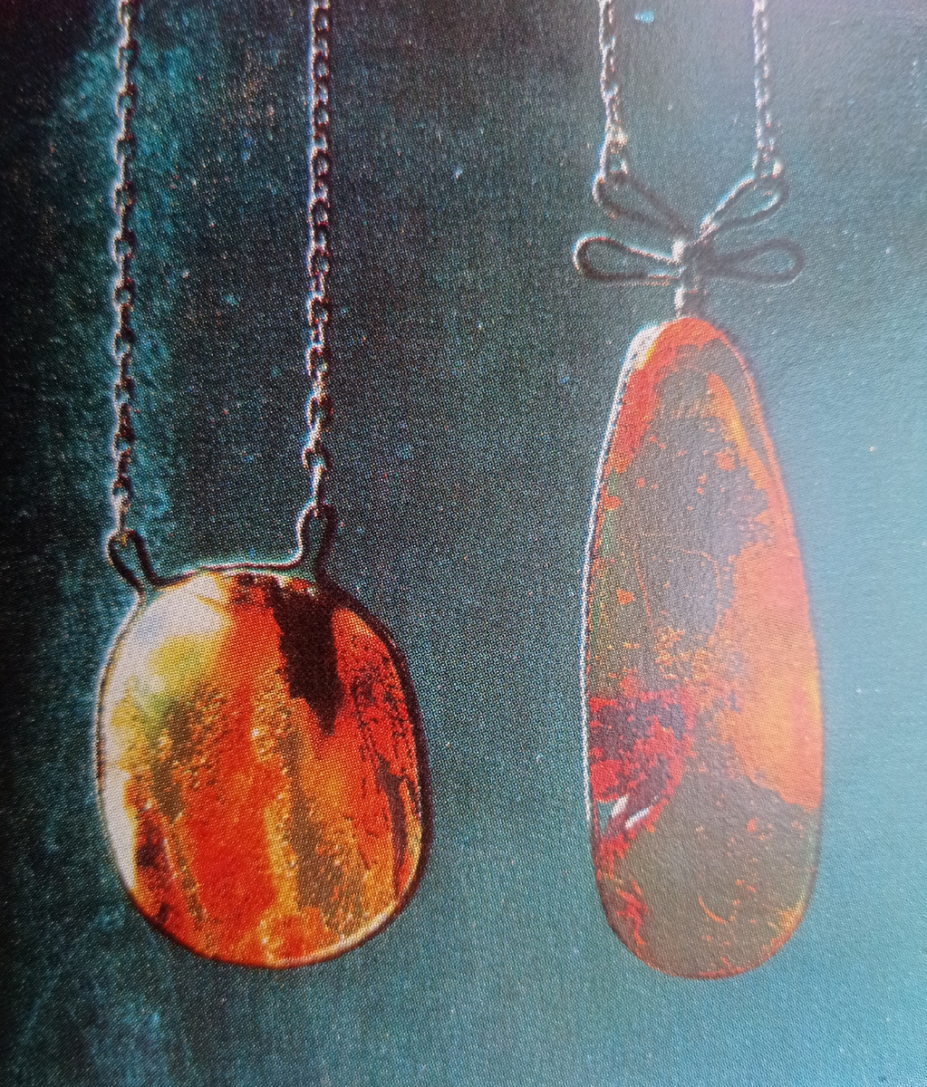 Ф. Даукантас. Кулоны из янтаря с инклюзиями. Начало 1960 годов