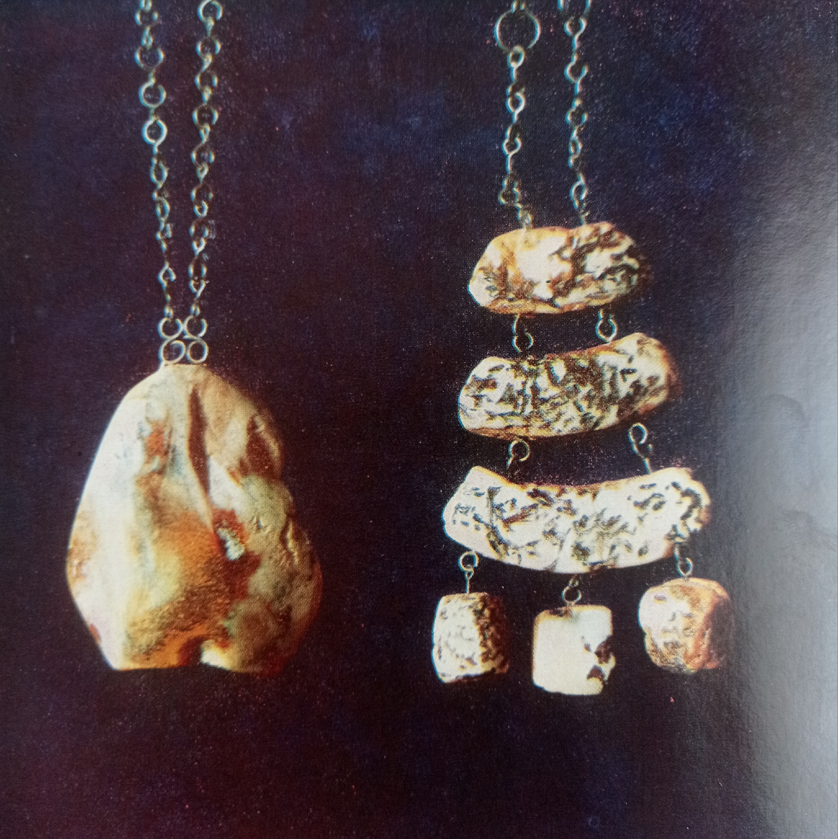 Е. Аугайтите. Кулоны. 