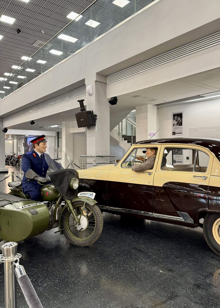 сцена из знаменитого фильма "Берегись автомобиля"