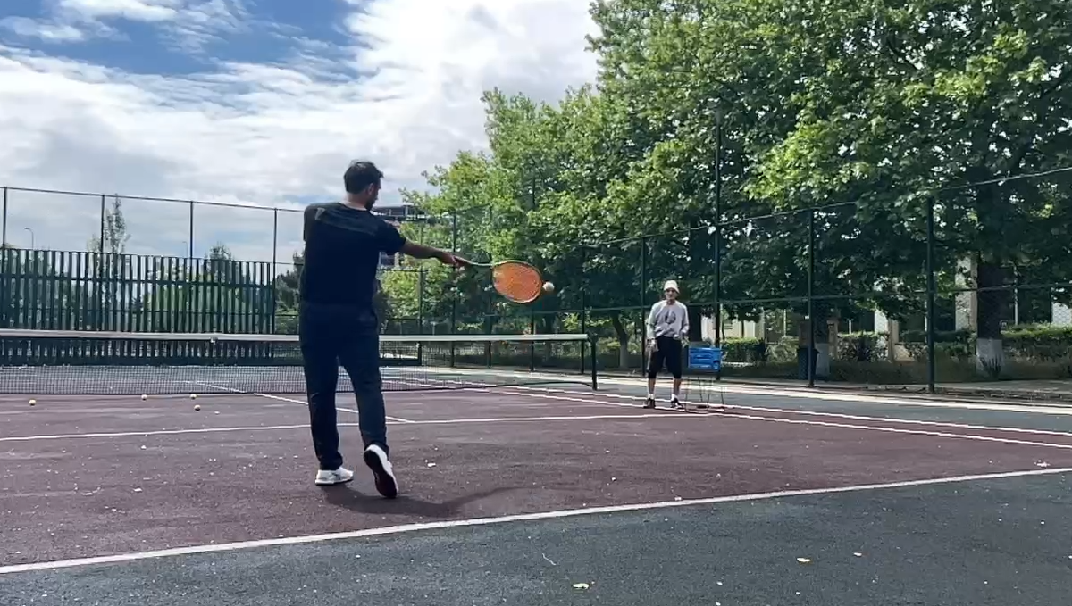 Упражнение "Inside-out" - Таймас направляет мяч на спарринга