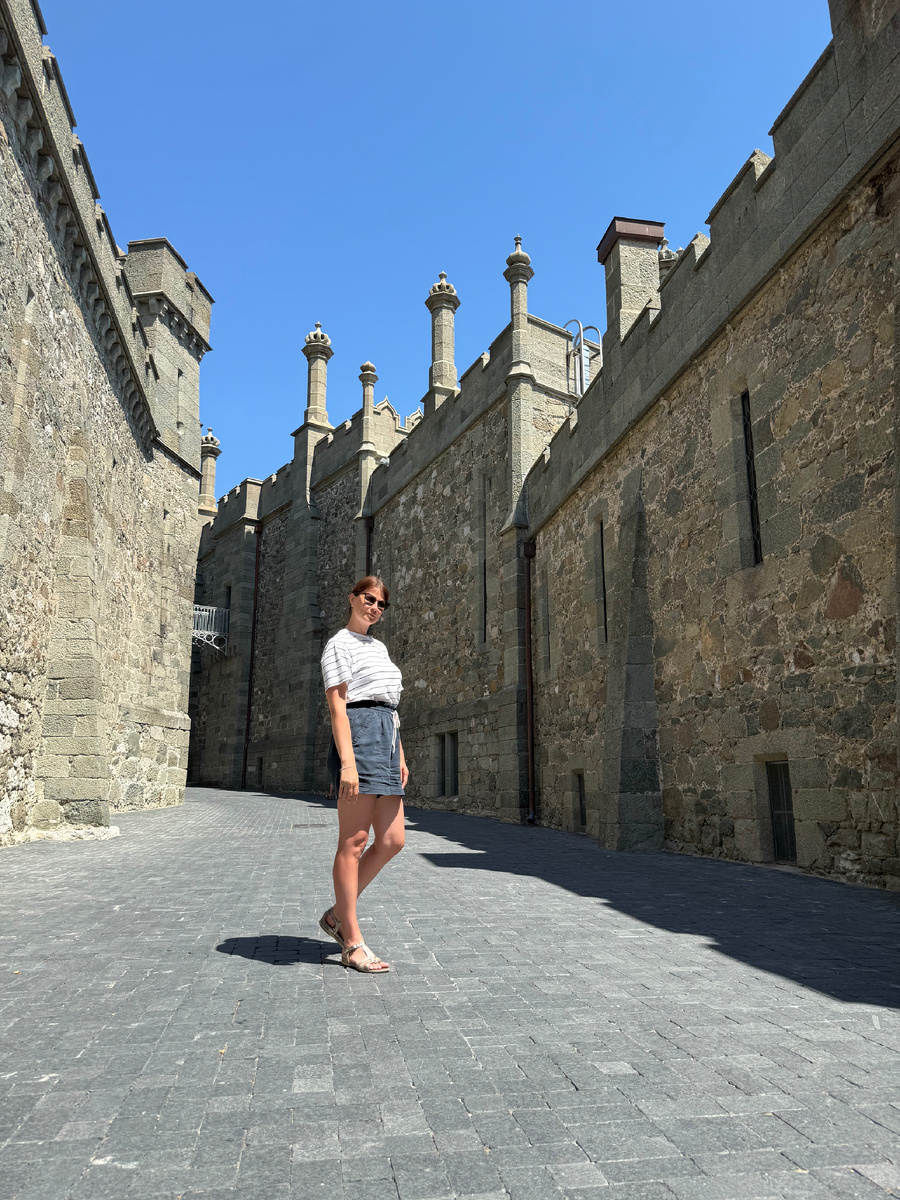 Внутрь дворца не заходили. Заглянули в окна, поняли, что не особо интересно там