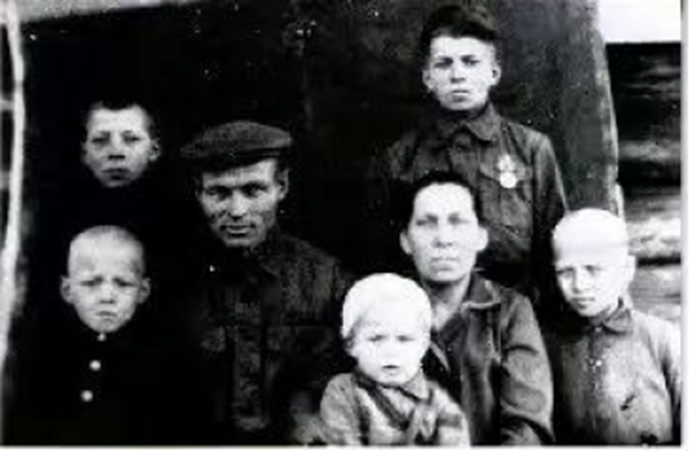 Рис 1. Семейная фотография 1946 г.