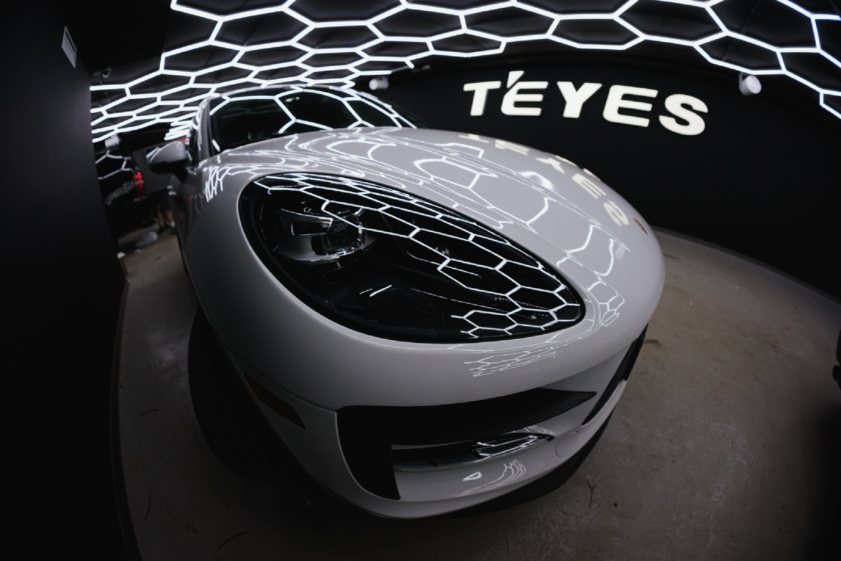 Источник фото: https://custom-heroes.ru/raboty/vid-uslugi/avtosvet/nashi-raboty/mikrotreschiny-na-farah-porsche-macan-nastoyaschaya-prichina-i-kak-ih-izbezhat/