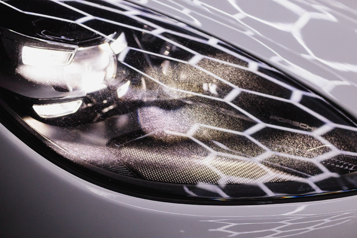 Источник фото: https://custom-heroes.ru/raboty/vid-uslugi/avtosvet/nashi-raboty/mikrotreschiny-na-farah-porsche-macan-nastoyaschaya-prichina-i-kak-ih-izbezhat/