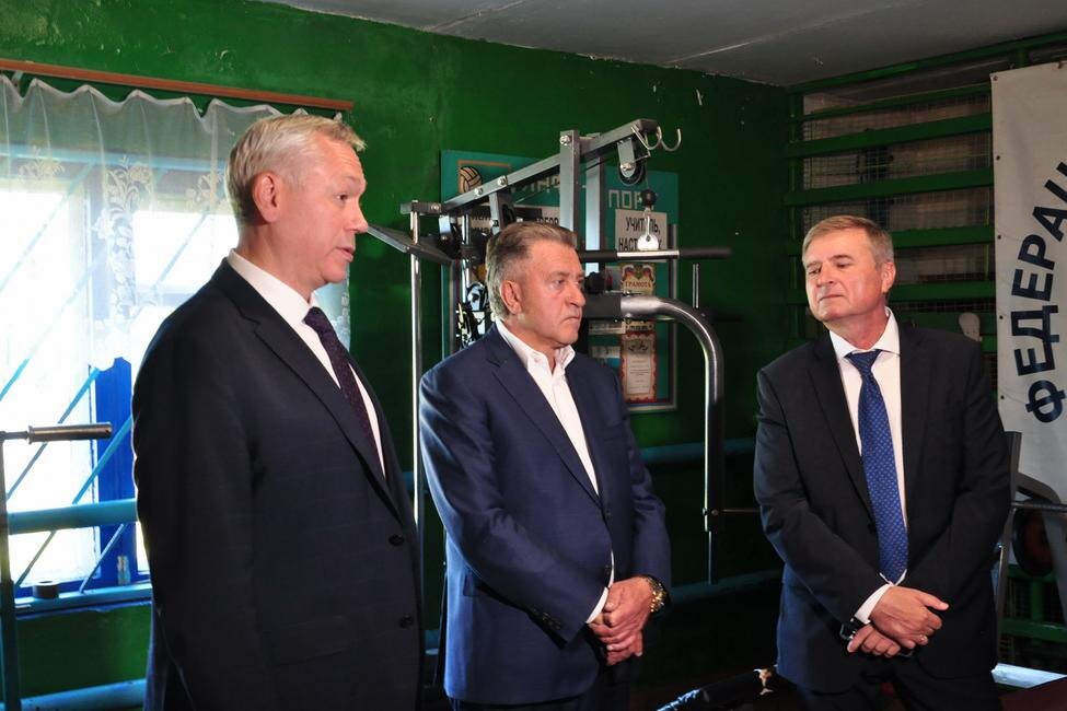    Губернатор Новосибирской области Андрей Травников и председатель Заксобрания Андрей Шимкив (в центре). Фото предоставлено пресс-службой Заксобрания Новосибирской области