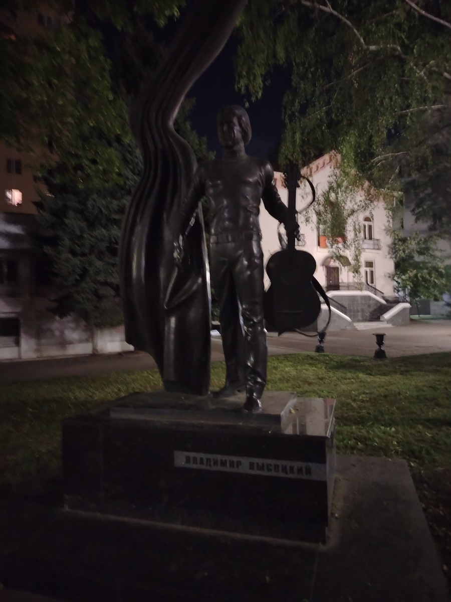 Памятник В.С. Высоцкому на улице Пушкинской в Ростове-на-Дону