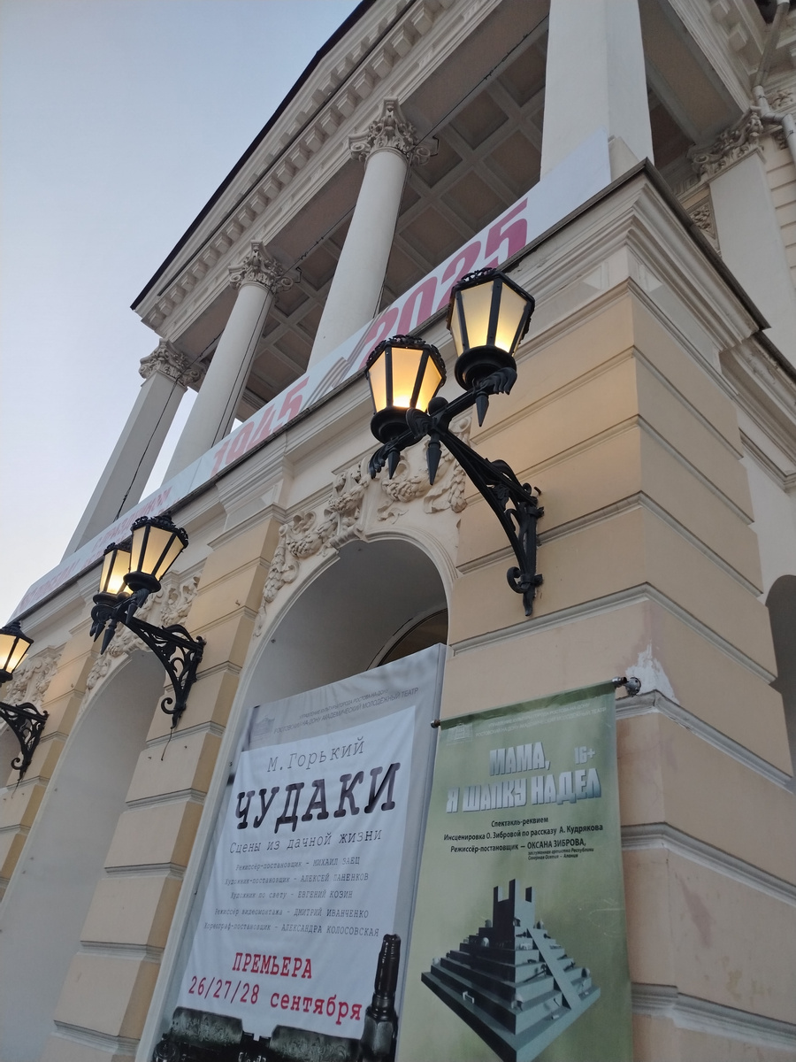 Тот самый театр, в котором работала первая жена Высоцкого, в ту пору именовавшийся Ленкомом