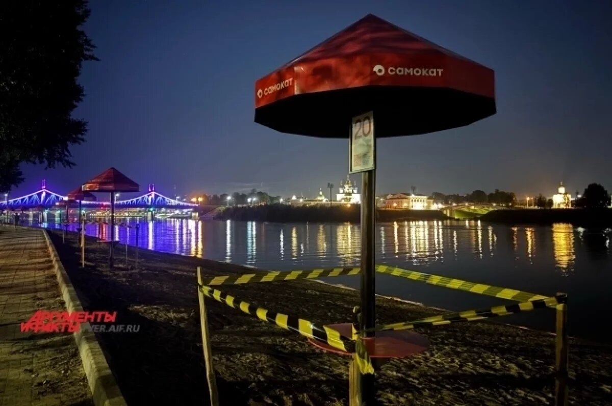    В Твери новые розовые зонтики огородили