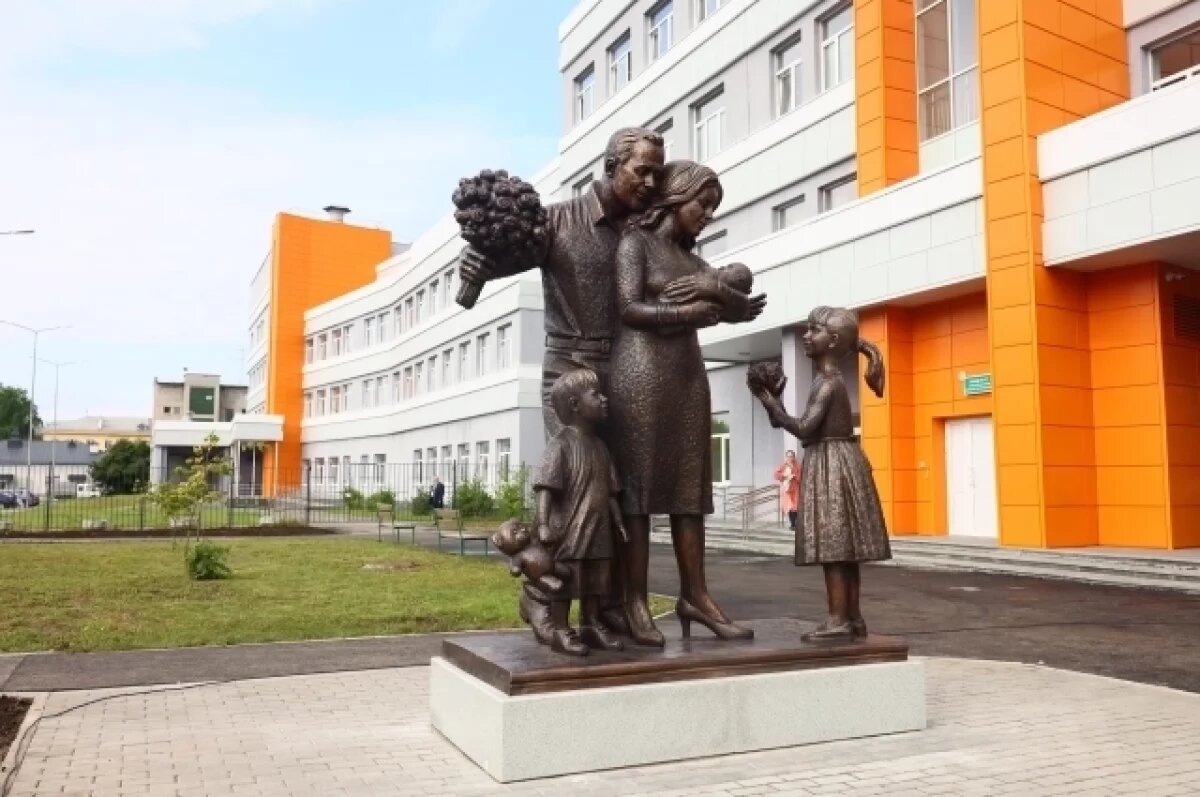    В Верхней Пышме открыли скульптурную композицию «Счастливая семья»