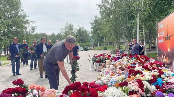 Стихийный мемориал в Тынде / Телеграм-канал губернатора Амурской области Василия Орлова