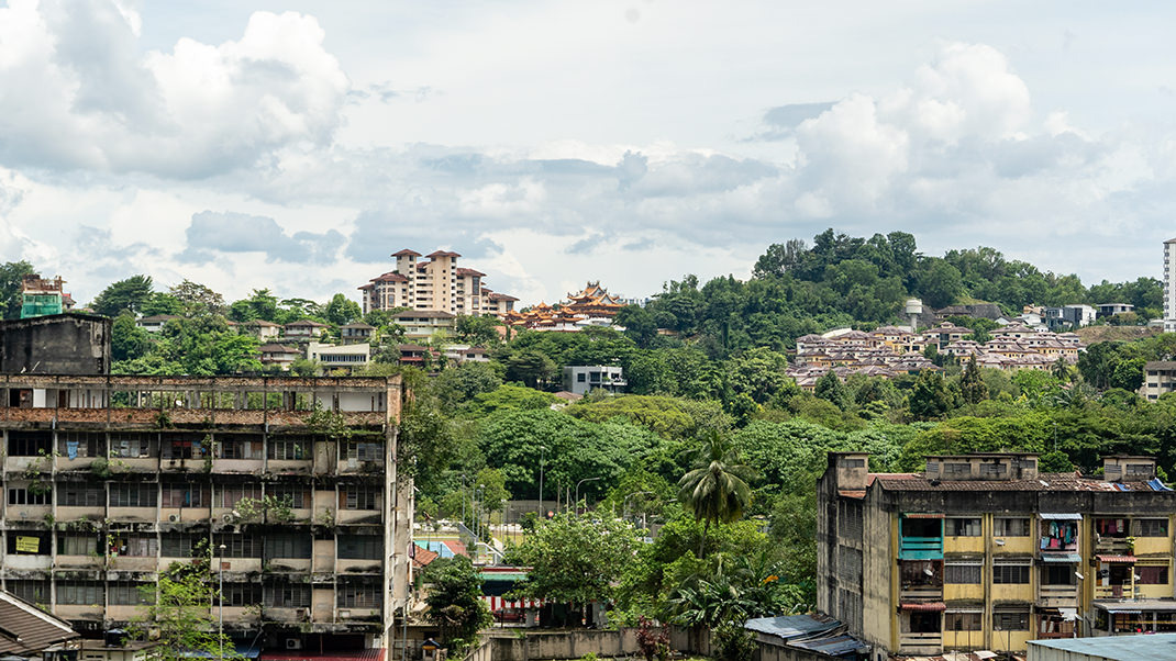Вид от метро. Храмовый комплекс — в центре кадра