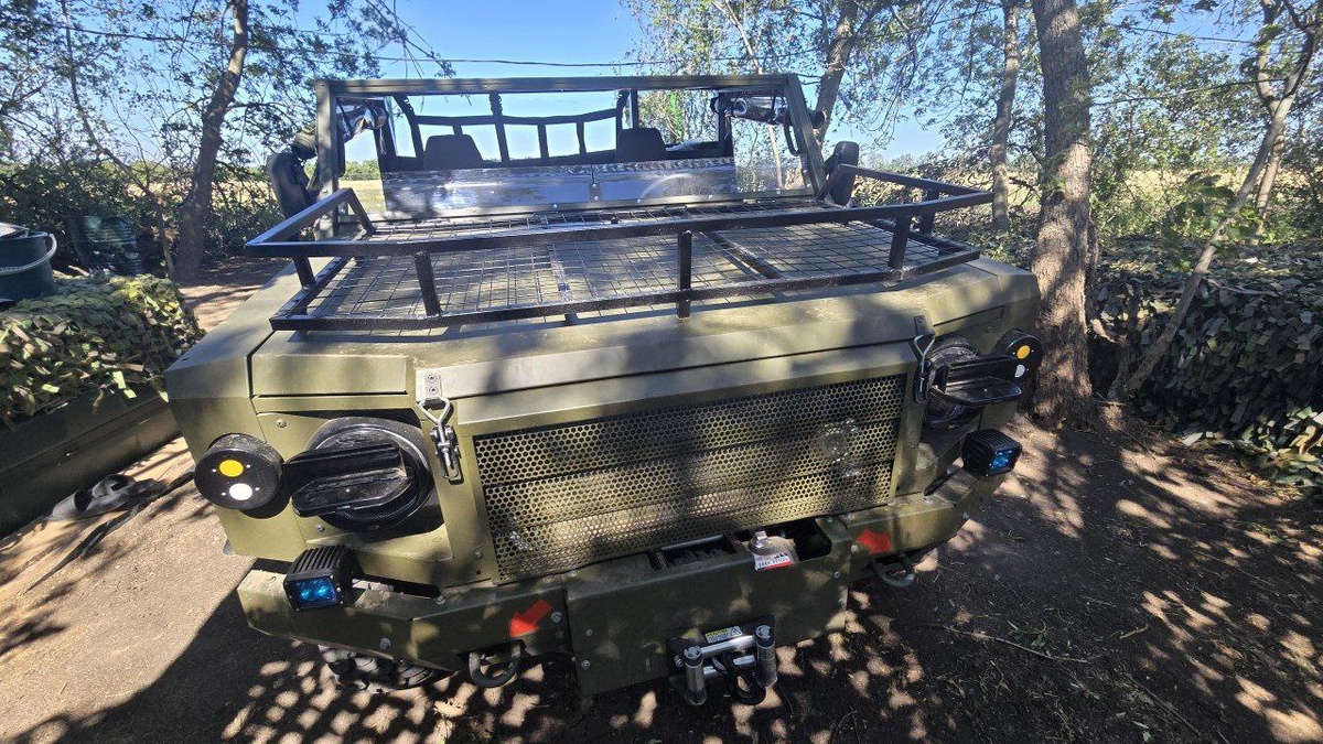   Военный транспортёр на базе советской «Нивы»