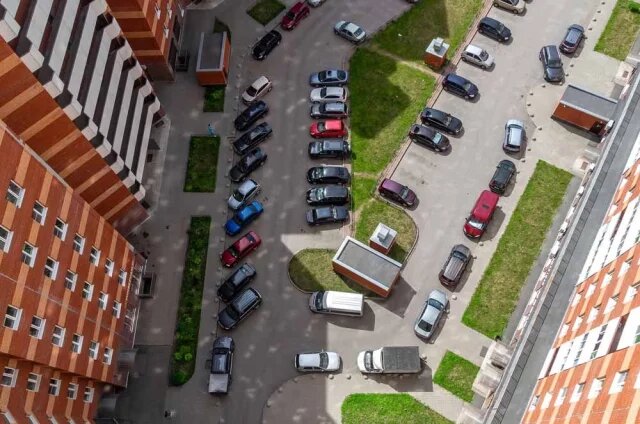    Куда жаловаться на каршеринг во дворе?