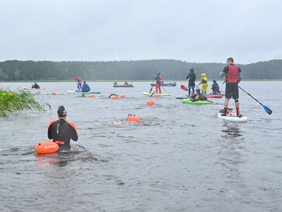 Старт пловцов X-Waters Seliger 2025 на дистанции 11 км