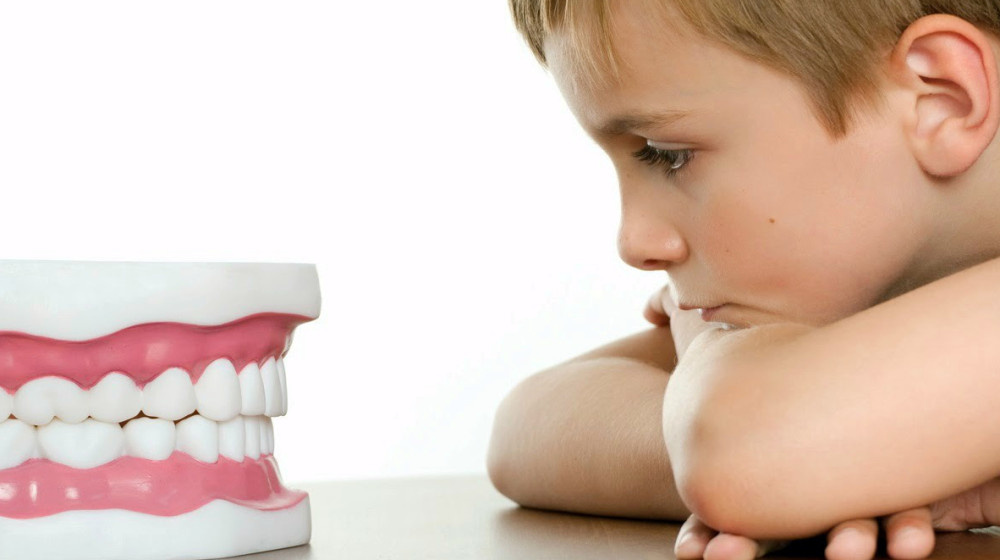    Почему ребёнок скрипит зубами днём