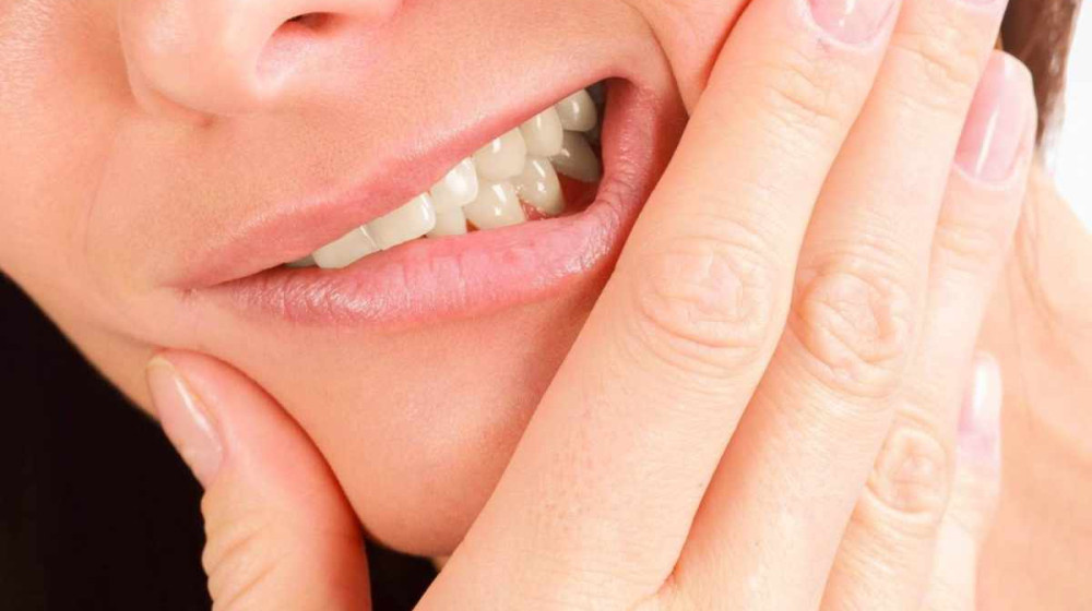    Почему ребёнок скрипит зубами днём