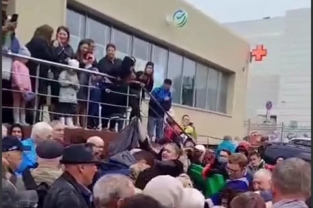    В очереди за бесплатной рыбой в Петропавловске образовалась давка