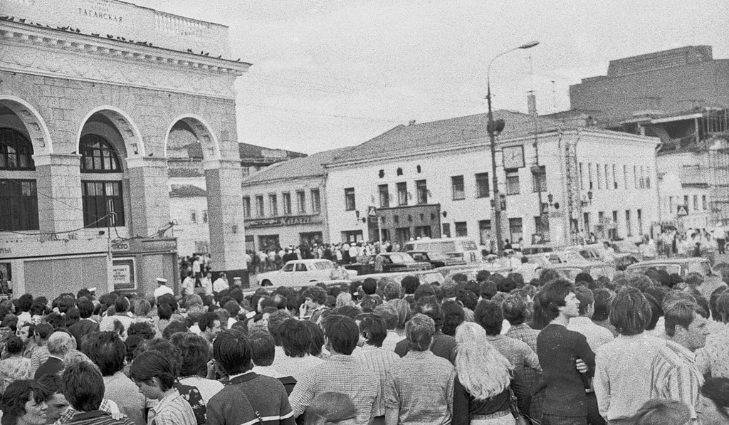 Метро Таганская, Театр на Таганке. Павел Сухарев, 28 июля 1980 года, г. Москва, Таганская пл., из архива Павла Сергеевича Сухарева.
