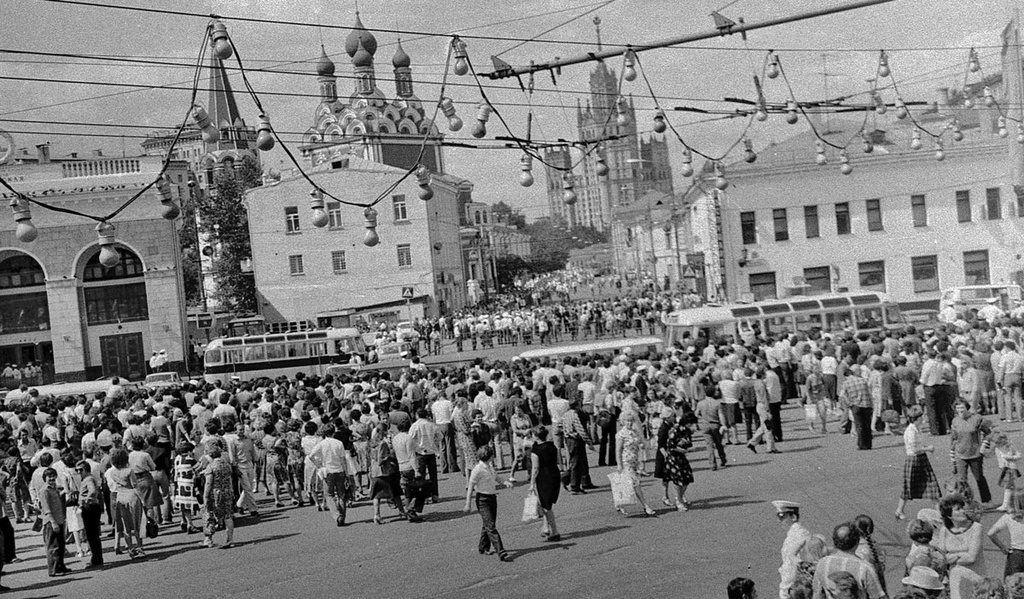 Вид на Таганскую площадь в сторону Котельнической набережной. Павел Сухарев, 28 июля 1980 года, г. Москва, Таганская пл., из архива Павла Сергеевича Сухарева.
