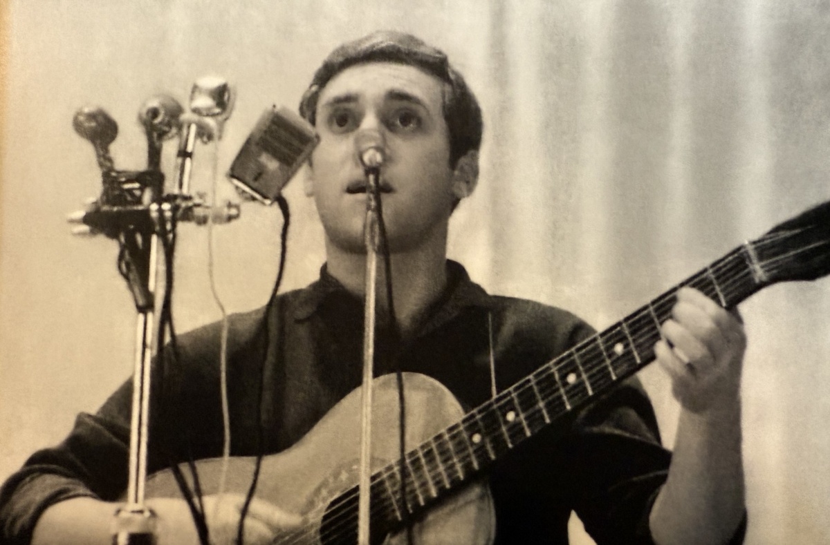     Выступление Владимира Высокого в клубе самодеятельной песни «Восток». Ленинград. 1967 год. / Из личного архива Валерия Плотникова