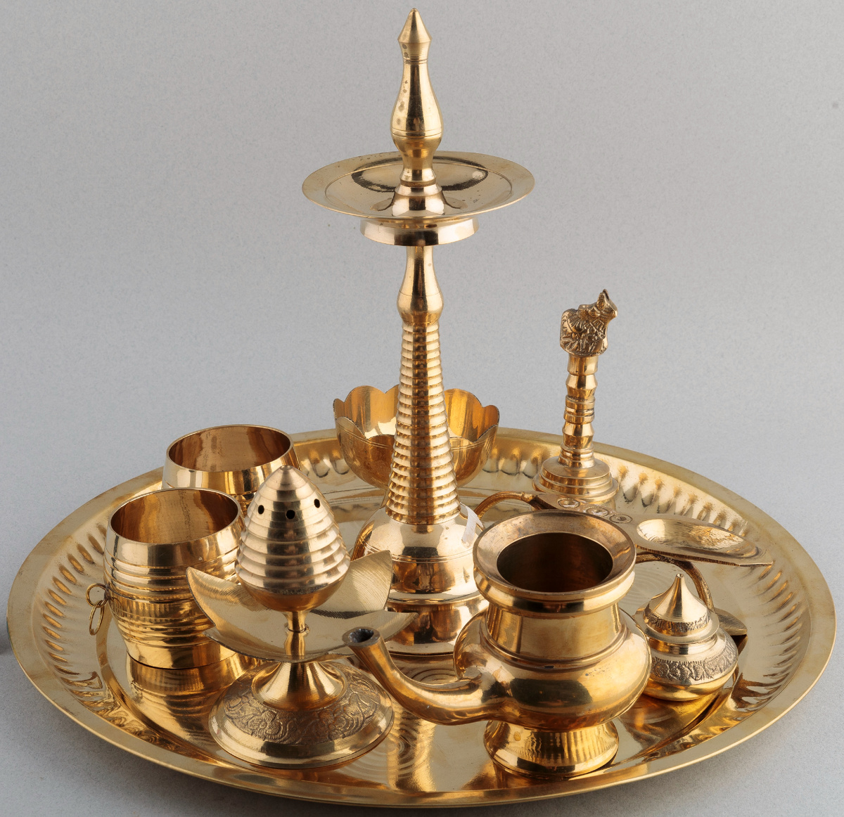 Набор для пуджи. Индия, Тривандрум. XXI в. Латунь, токарная обработка, золочение
