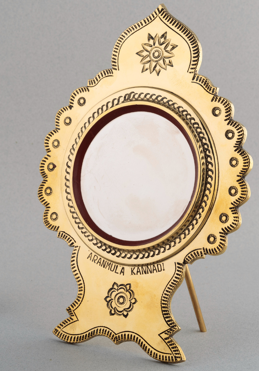 Зеркало Аранмула Каннади. Индия, Керала. XXI в. Металл, чеканка
