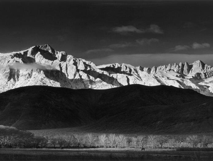 Восход солнца зимой в Сьерра-Неваде или Вид на Сьерра-Неваду из Лон-Пайна. Калифорния
