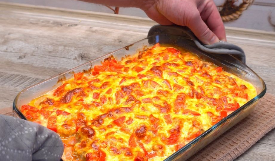 Семейный ужин без лишней суеты: курица, картошка и сыр в духовке.