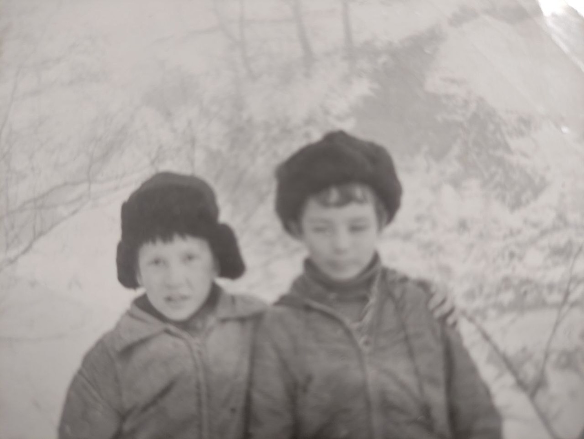 Вовка слева. Странно. Вовка на пару лет постарше, неужели он был таким мелким) Не помню...