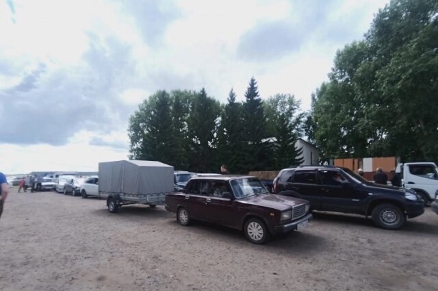    Люди часами стоят в очереди Фото: АиФ-Красноярск/ Елена Бухтоярова