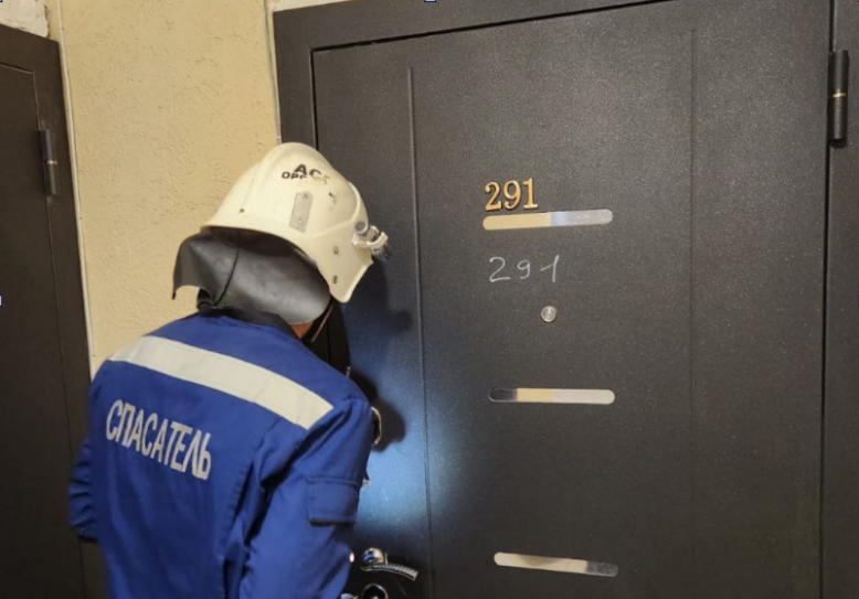    В Оренбурге 3-летняя девочка случайно заперла входную дверь. Потребовалась помощь спасателей