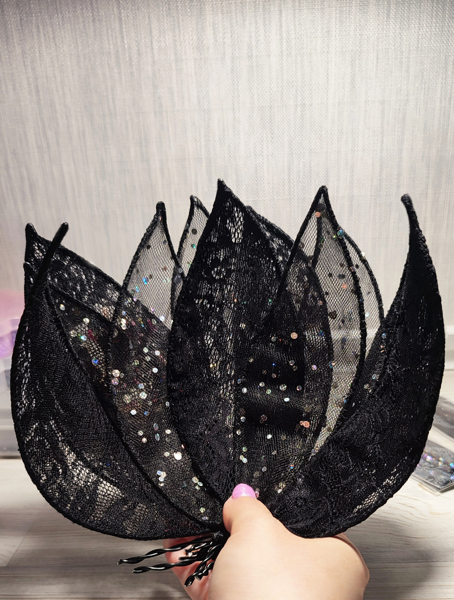 Лепестки чёрного лотоса сделаны вручную из кружева и блестящего фатина