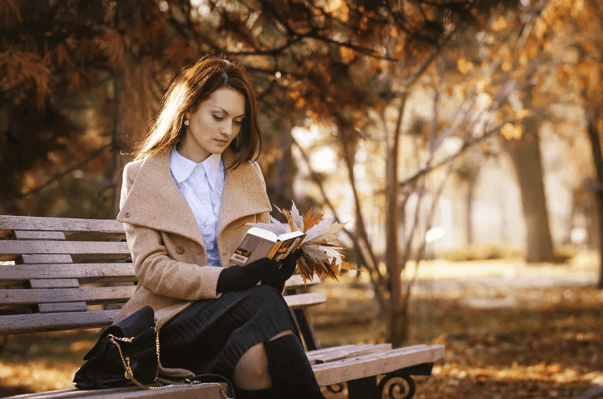 Сейчас книга стала не только чем то позновательным, а еще и аксессуаром