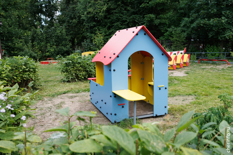    Новые качалки, домики, шагомеры, песочницы, столики со скамейками и разный транспорт: самолет, автобус, катамаран и вертолет - поставили в детсаду № 132 на Беляева, 14