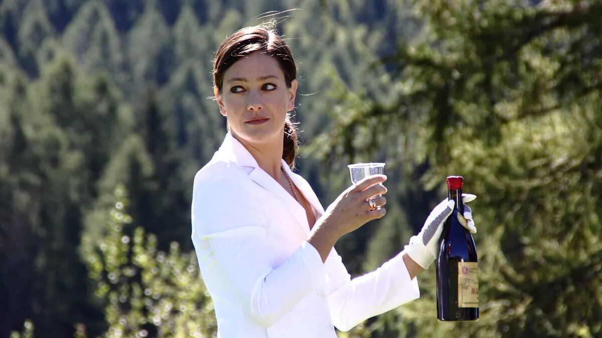 Это не Анастасия. Фото для иллюстрации темы Женщина и вино"