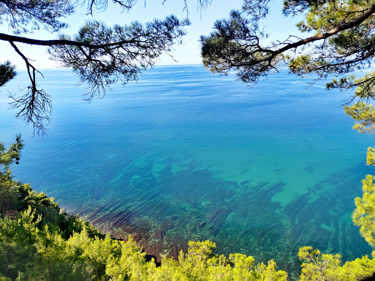 Вид на Голубую бездну под Геленджиком