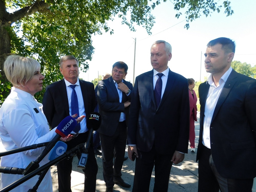    Андрей Травников с рабочим визитом побывал в рабочем поселке Линево. Фото Анны Зубаревой
