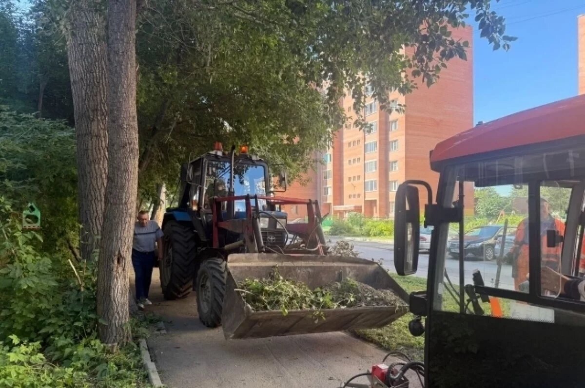    Новосибирские рабочие провели комплексную уборку улицы Танкистов